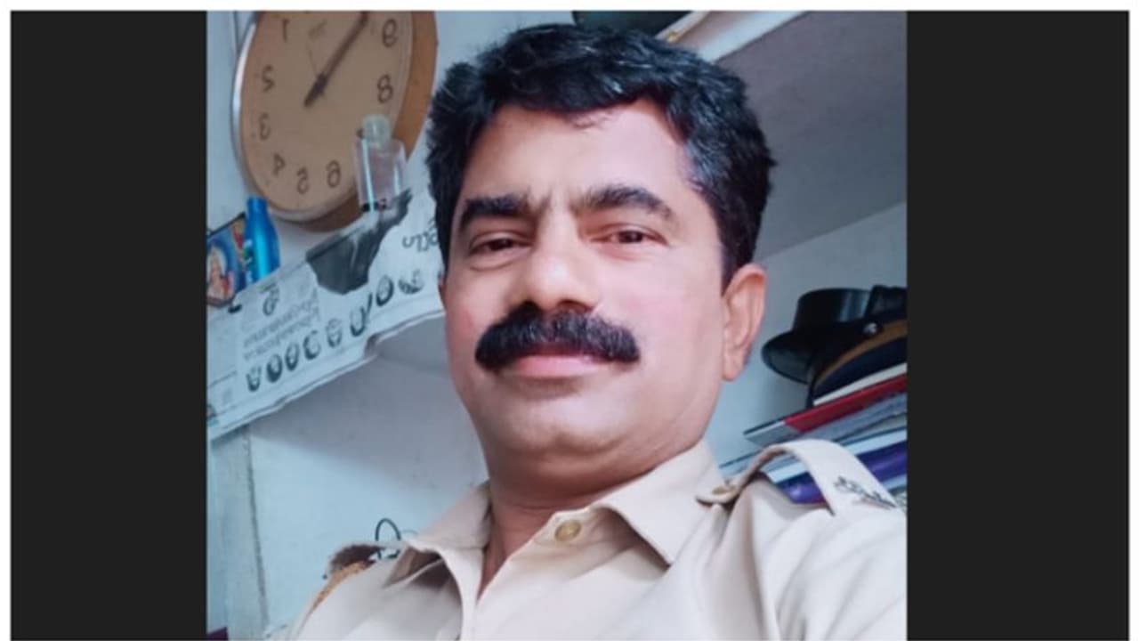 ബൈക്ക് അപകടത്തിൽ പരിക്കേറ്റ് റോഡിൽ കിടന്ന വയോധികന് തുണയായി പൊലീസ് ഉദ്യോഗസ്ഥൻ ബൈക്ക് അപകടത്തിൽ പരിക്കേറ്റ് റോഡിൽ കിടന്ന വയോധികന് തുണയായി പൊലീസ് ഉദ്യോഗസ്ഥൻ