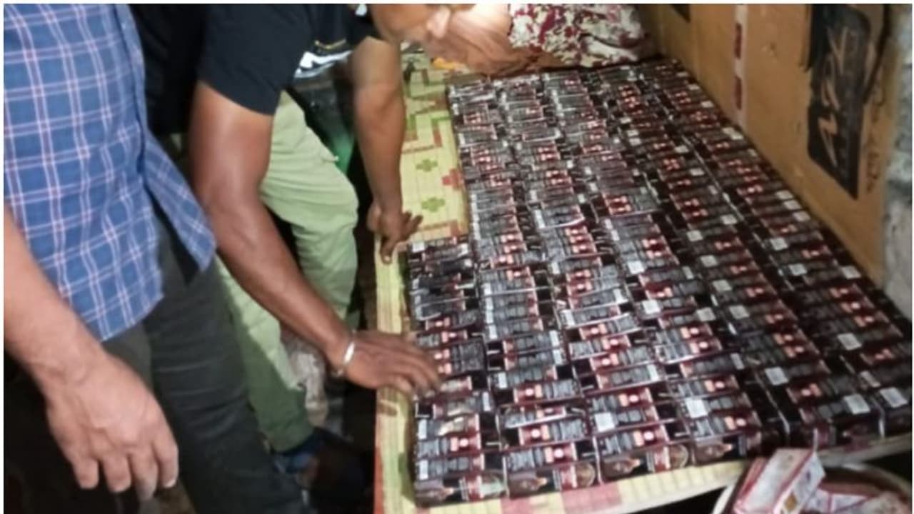 മദ്യ നിരോധിത ലക്ഷദ്വീപിൽ പിവിസി പാക്കറ്റിൽ 200 കുപ്പി മദ്യം, തിരുവനന്തപുരം സ്വദേശികളടക്കമുള്ളവർ പിടിയിൽ മദ്യ നിരോധിത ലക്ഷദ്വീപിൽ പിവിസി പാക്കറ്റിൽ 200 കുപ്പി മദ്യം, തിരുവനന്തപുരം സ്വദേശികളടക്കമുള്ളവർ പിടിയിൽ