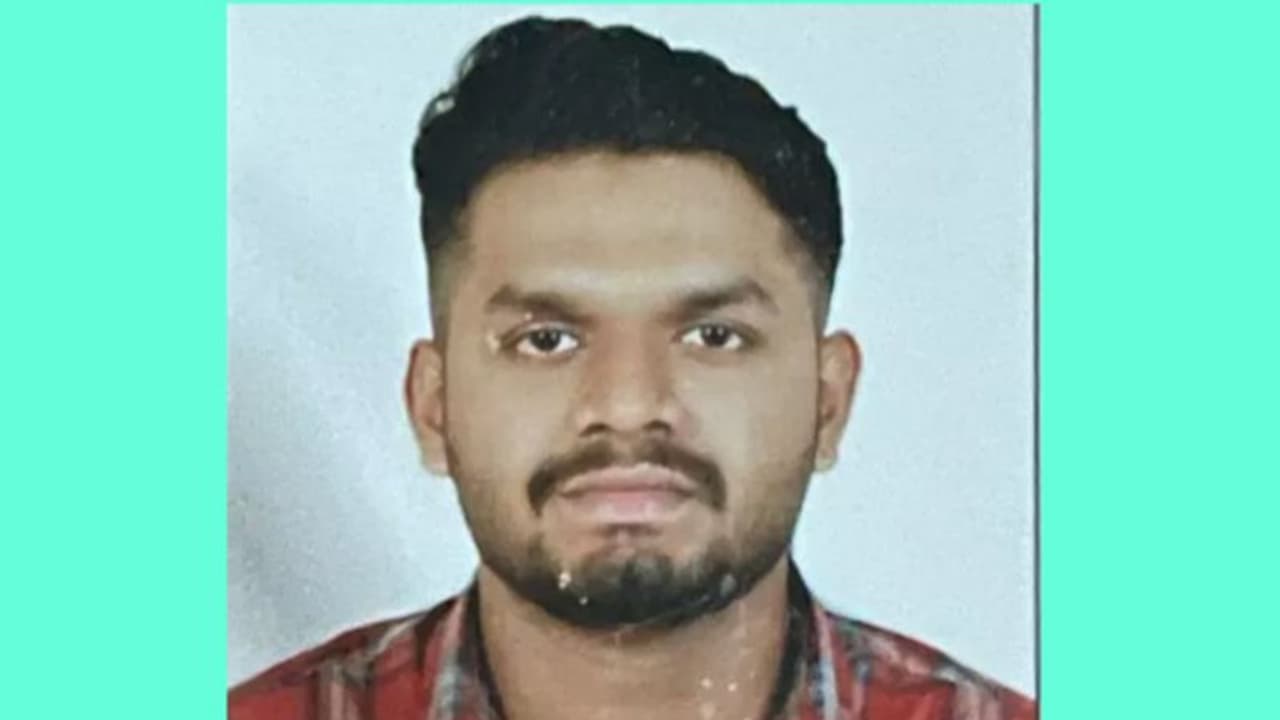 ഫുട്ബോള് കളിക്കാന് തയ്യാറാടുക്കുന്നതിനിടെ പ്രവാസി യുവാവ് കുഴഞ്ഞുവീണ് മരിച്ചു ഫുട്ബോള് കളിക്കാന് തയ്യാറാടുക്കുന്നതിനിടെ പ്രവാസി യുവാവ് കുഴഞ്ഞുവീണ് മരിച്ചു