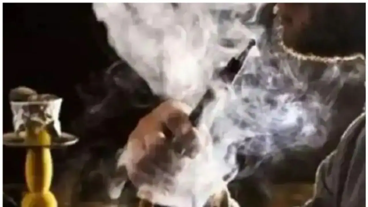  പൊലീസ് സ്റ്റേഷനു മുന്നിലിരുന്ന് ഹുക്ക വലിച്ചു, വീഡിയോ പോസ്റ്റ് ചെയ്തു; വൈറലായതോടെ യുവാവ് അറസ്റ്റിലായി