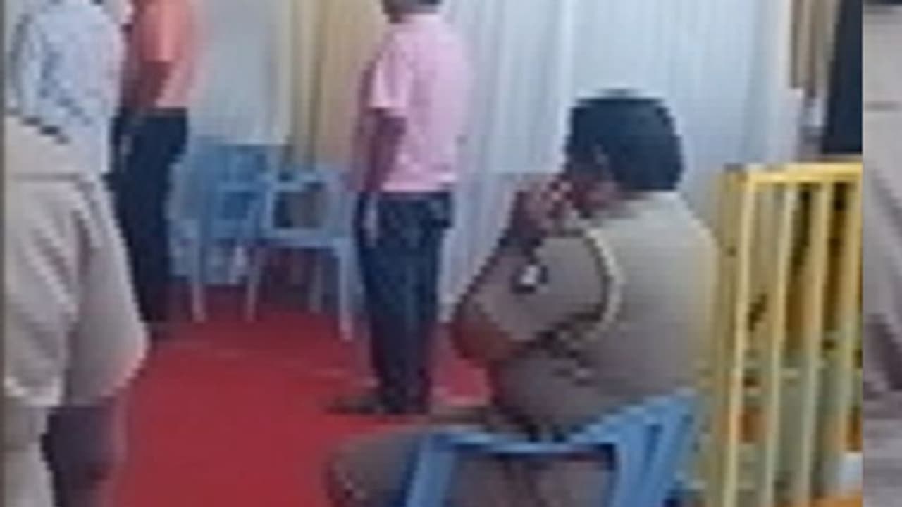 அமைச்சர் உதயநிதி பங்கேற்ற அரசு நிகழ்ச்சியில் தேசிய கீதத்தை அவமதித்த எஸ்.ஐ.. ஆக்ஷனில் இறங்கிய உயரதிகாரி.! அமைச்சர் உதயநிதி பங்கேற்ற அரசு நிகழ்ச்சியில் தேசிய கீதத்தை அவமதித்த எஸ்.ஐ.. ஆக்ஷனில் இறங்கிய உயரதிகாரி.!