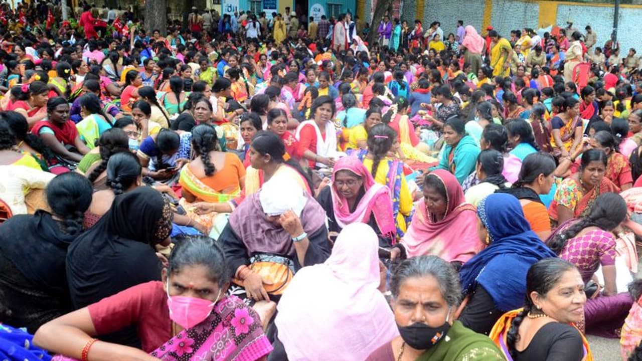 ನಾಳೆ ಅಂಗನವಾಡಿ ನೌಕರರಿಂದ ಸಿಎಂ ನಿವಾಸ ಚಲೋ; ಇನ್ನೊಂದಡೆ ಪೌರಕಾರ್ಮಿಕರ ಮುಷ್ಕರ! ನಾಳೆ ಅಂಗನವಾಡಿ ನೌಕರರಿಂದ ಸಿಎಂ ನಿವಾಸ ಚಲೋ; ಇನ್ನೊಂದಡೆ ಪೌರಕಾರ್ಮಿಕರ ಮುಷ್ಕರ!