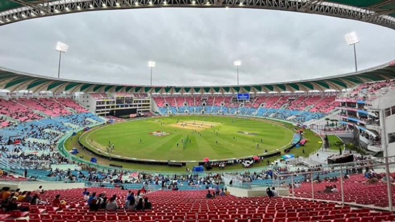 கடைசி நேரத்தில் நடந்த தவறு லக்னோ பிட்ச்சை உருவாக்கும் அதிகாரி நீக்கம்! கடைசி நேரத்தில் நடந்த தவறு லக்னோ பிட்ச்சை உருவாக்கும் அதிகாரி நீக்கம்!