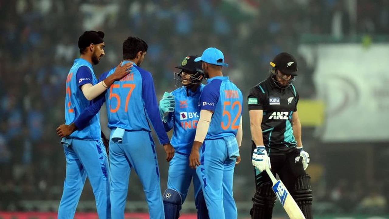 ಭಾರತದ ದಾಳಿಗೆ ನ್ಯೂಜಿಲೆಂಡ್ ಧೂಳೀಪಟ, ಭರ್ಜರಿ ಗೆಲುವಿನೊಂದಿಗೆ ಹಾರ್ದಿಕ್ ಸೈನ್ಯಕ್ಕೆ ಟಿ20 ಕಿರೀಟ! ಭಾರತದ ದಾಳಿಗೆ ನ್ಯೂಜಿಲೆಂಡ್ ಧೂಳೀಪಟ, ಭರ್ಜರಿ ಗೆಲುವಿನೊಂದಿಗೆ ಹಾರ್ದಿಕ್ ಸೈನ್ಯಕ್ಕೆ ಟಿ20 ಕಿರೀಟ!