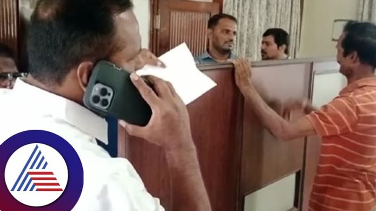 ಪೊಲೀಸ್ರು ನಾಯಿ ಥರ ಮರಳು ದಂಧೆಕೋರರ ಹಿಂದೆ ಹೋಗ್ತಾರಲ್ಲ, ನಾಚಿಕೆ ಆಗಲ್ವಾ? : ಉಳ್ಳಾಲ ಪೊಲೀಸರಿಗೆ ಖಾದರ್ ಕ್ಲಾಸ್! ಪೊಲೀಸ್ರು ನಾಯಿ ಥರ ಮರಳು ದಂಧೆಕೋರರ ಹಿಂದೆ ಹೋಗ್ತಾರಲ್ಲ, ನಾಚಿಕೆ ಆಗಲ್ವಾ? : ಉಳ್ಳಾಲ ಪೊಲೀಸರಿಗೆ ಖಾದರ್ ಕ್ಲಾಸ್!