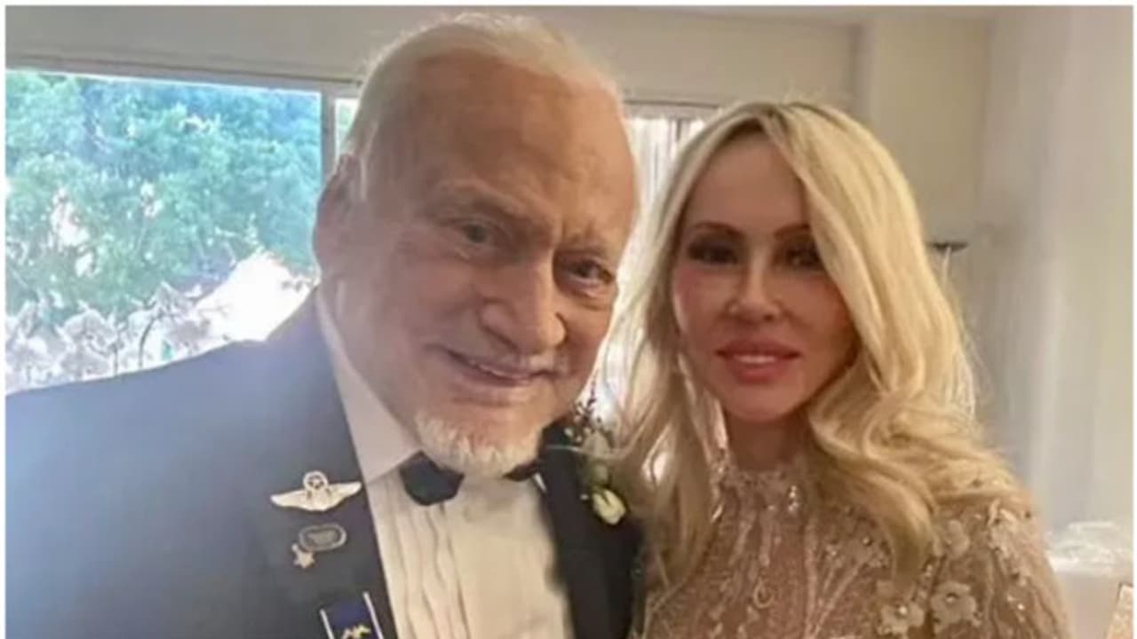 നീല് ആംസ്ട്രോങ്ങിനൊപ്പം ചന്ദ്രനിൽ കാലുകുത്തിയ എഡ്വിന് ബുസ് ആല്ഡ്രിന് 93 ാം വയസ്സിൽ പ്രണയസാഫല്യം ! നീല് ആംസ്ട്രോങ്ങിനൊപ്പം ചന്ദ്രനിൽ കാലുകുത്തിയ എഡ്വിന് ബുസ് ആല്ഡ്രിന് 93 ാം വയസ്സിൽ പ്രണയസാഫല്യം !