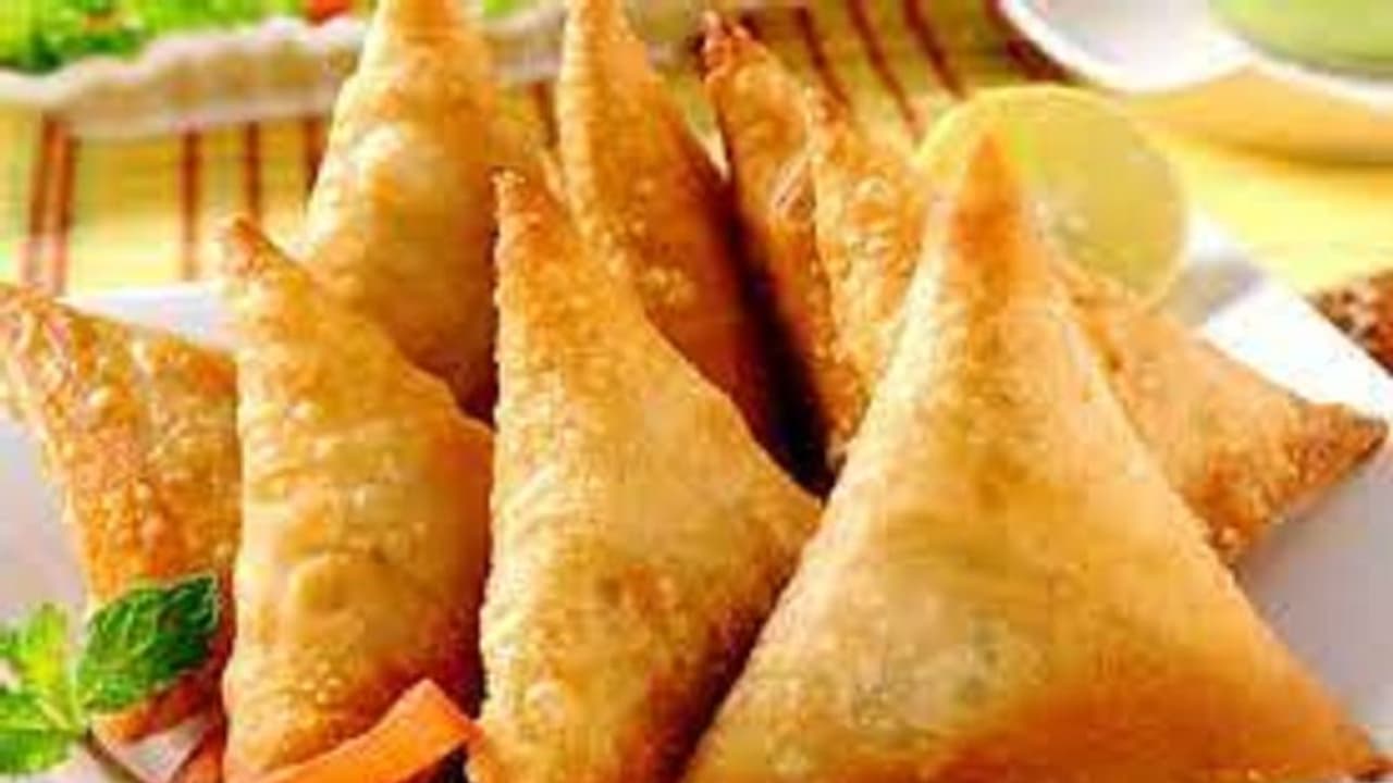 சுட சுட மொறு மொறு ஆனியன் சமோசா செய்யலாம் வாங்க! சுட சுட மொறு மொறு ஆனியன் சமோசா செய்யலாம் வாங்க!