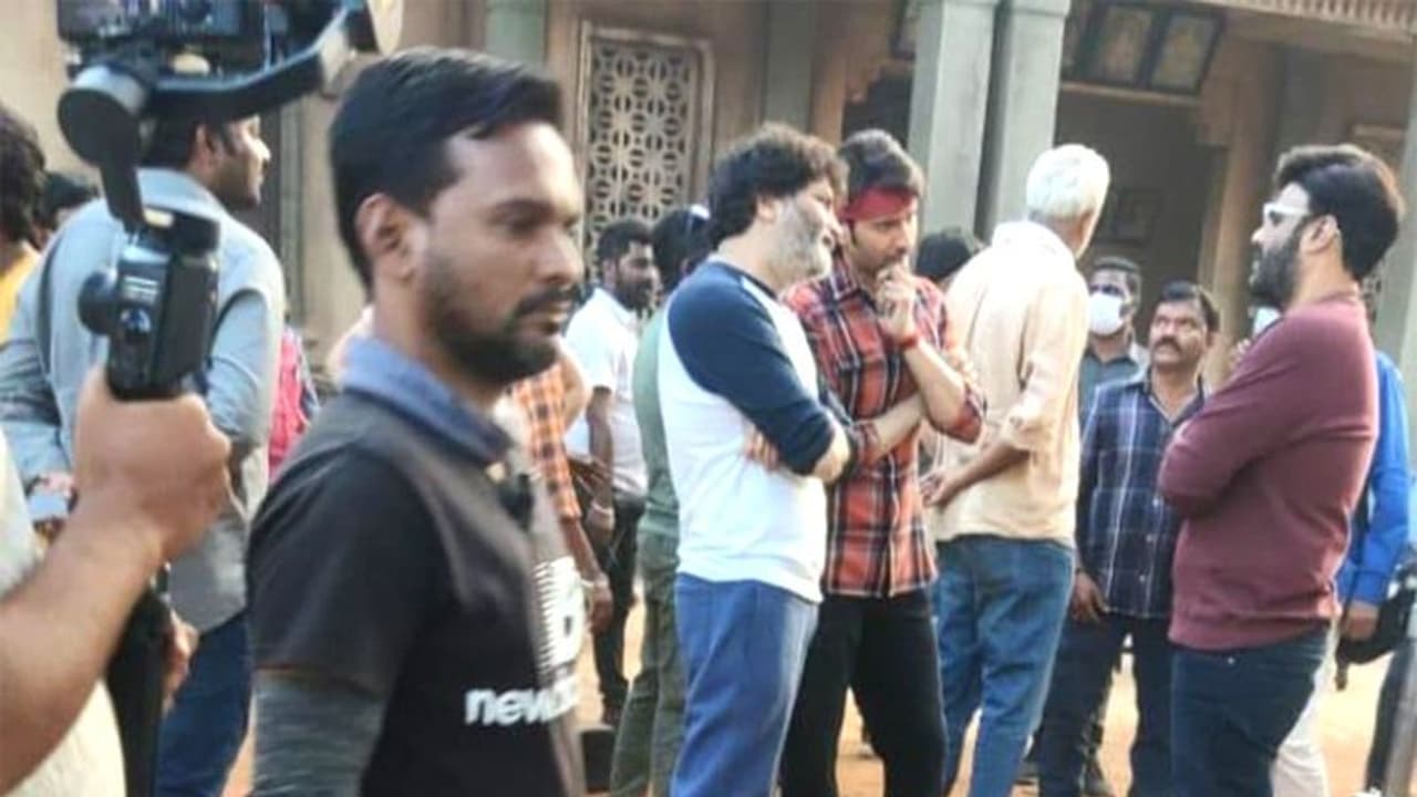 త్రివిక్రమ్ కి షాక్... ఎస్ఎస్ఎంబి 28 నుండి మహేష్ లుక్ లీక్!