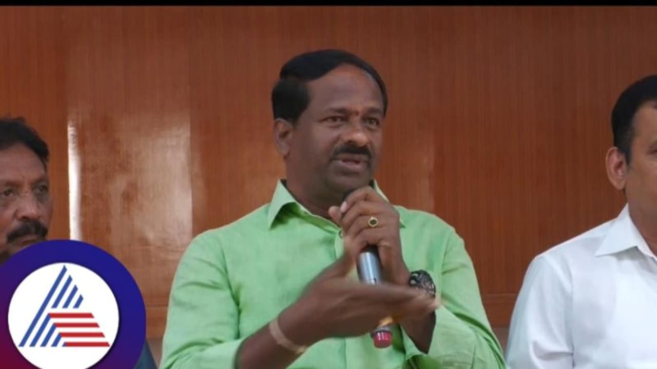 ತುಮಕೂರಿನಲ್ಲಿ ಹೆಚ್ಚಾಯ್ತು ಸಿದ್ದುಗೆ ಆಹ್ವಾನ, ಚಿಕ್ಕನಾಯಕನಹಳ್ಳಿಯಲ್ಲಿ ಸ್ಪರ್ಧಿಸುವಂತೆ ಸ್ಥಳೀಯರ ಮನವಿ ತುಮಕೂರಿನಲ್ಲಿ ಹೆಚ್ಚಾಯ್ತು ಸಿದ್ದುಗೆ ಆಹ್ವಾನ, ಚಿಕ್ಕನಾಯಕನಹಳ್ಳಿಯಲ್ಲಿ ಸ್ಪರ್ಧಿಸುವಂತೆ ಸ್ಥಳೀಯರ ಮನವಿ