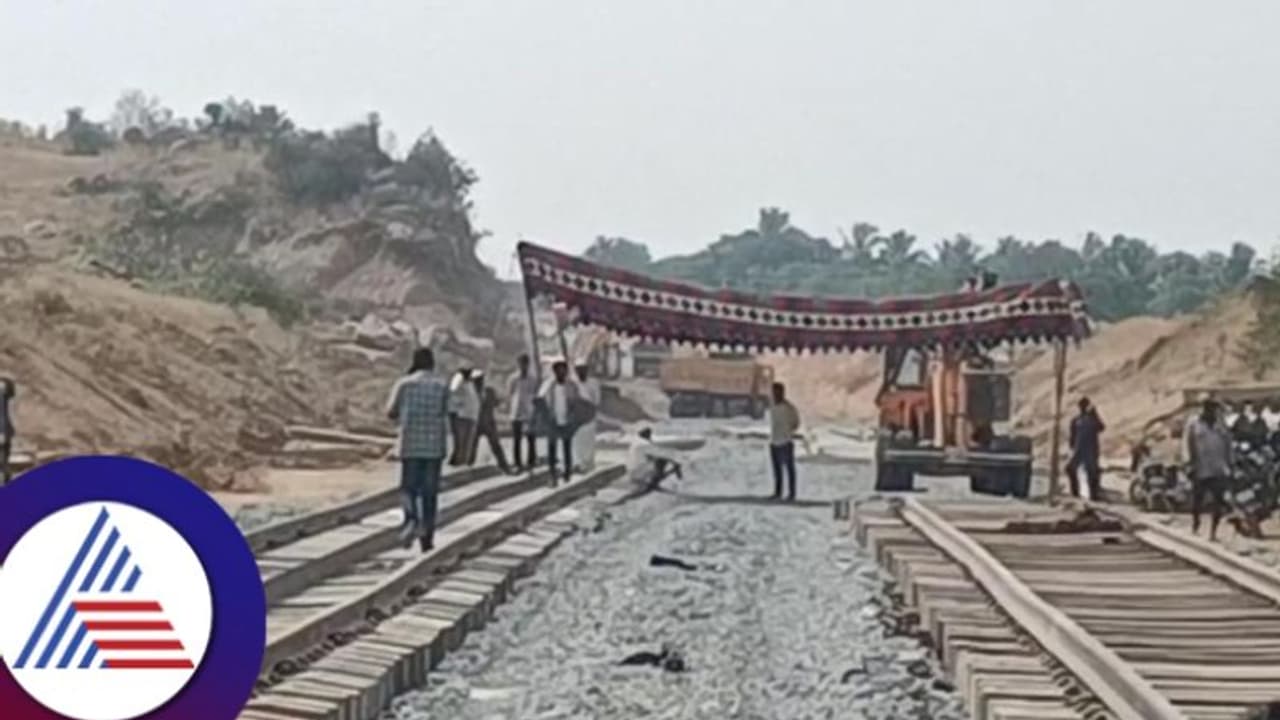 Tumakuru: ರೈಲ್ವೇ ಬಿಡ್ಜ್ ನಿರ್ಮಿಸುವಂತೆ ಒತ್ತಾಯಿಸಿ ಹಳಿ ಮೇಲೆ ಕುಳಿತು ಗ್ರಾಮಸ್ಥರ ಪ್ರತಿಭಟನೆ Tumakuru: ರೈಲ್ವೇ ಬಿಡ್ಜ್ ನಿರ್ಮಿಸುವಂತೆ ಒತ್ತಾಯಿಸಿ ಹಳಿ ಮೇಲೆ ಕುಳಿತು ಗ್ರಾಮಸ್ಥರ ಪ್ರತಿಭಟನೆ