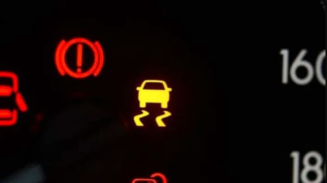 కారులో ఈ సేఫ్టీ ఫీచర్ తడి రోడ్లపై ప్రమాదాలను ఎలా నివారిస్తుంది, ఇంకా ఎలా పనిచేస్తుందో తెలుసుకోండి.. కారులో ఈ సేఫ్టీ ఫీచర్ తడి రోడ్లపై ప్రమాదాలను ఎలా నివారిస్తుంది, ఇంకా ఎలా పనిచేస్తుందో తెలుసుకోండి..