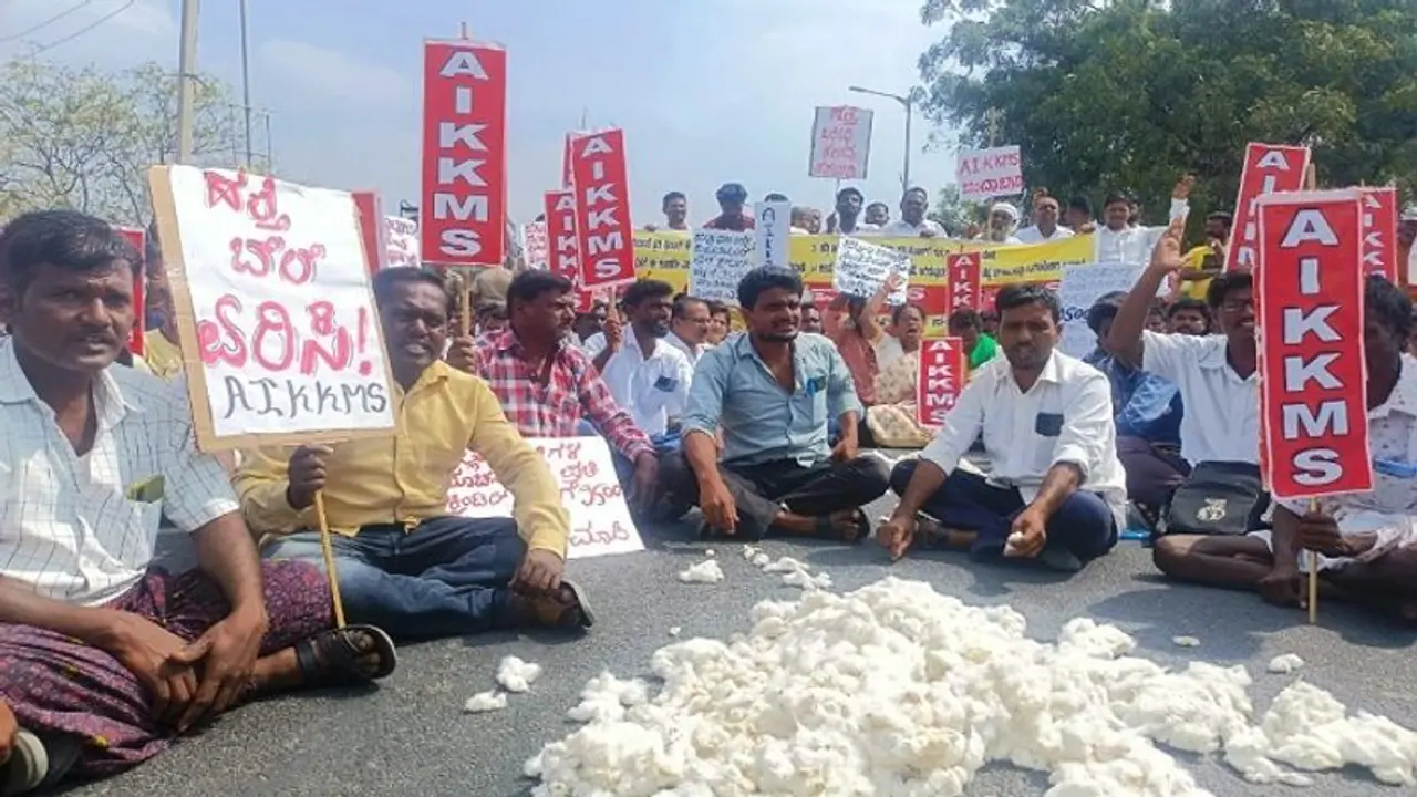 ರಾಯಚೂರು: ಬೆಲೆ ಕುಸಿತ, ಹೆದ್ದಾರಿಯಲ್ಲಿ ಹತ್ತಿ ಸುರಿದು ಪ್ರತಿಭಟನೆ ರಾಯಚೂರು: ಬೆಲೆ ಕುಸಿತ, ಹೆದ್ದಾರಿಯಲ್ಲಿ ಹತ್ತಿ ಸುರಿದು ಪ್ರತಿಭಟನೆ