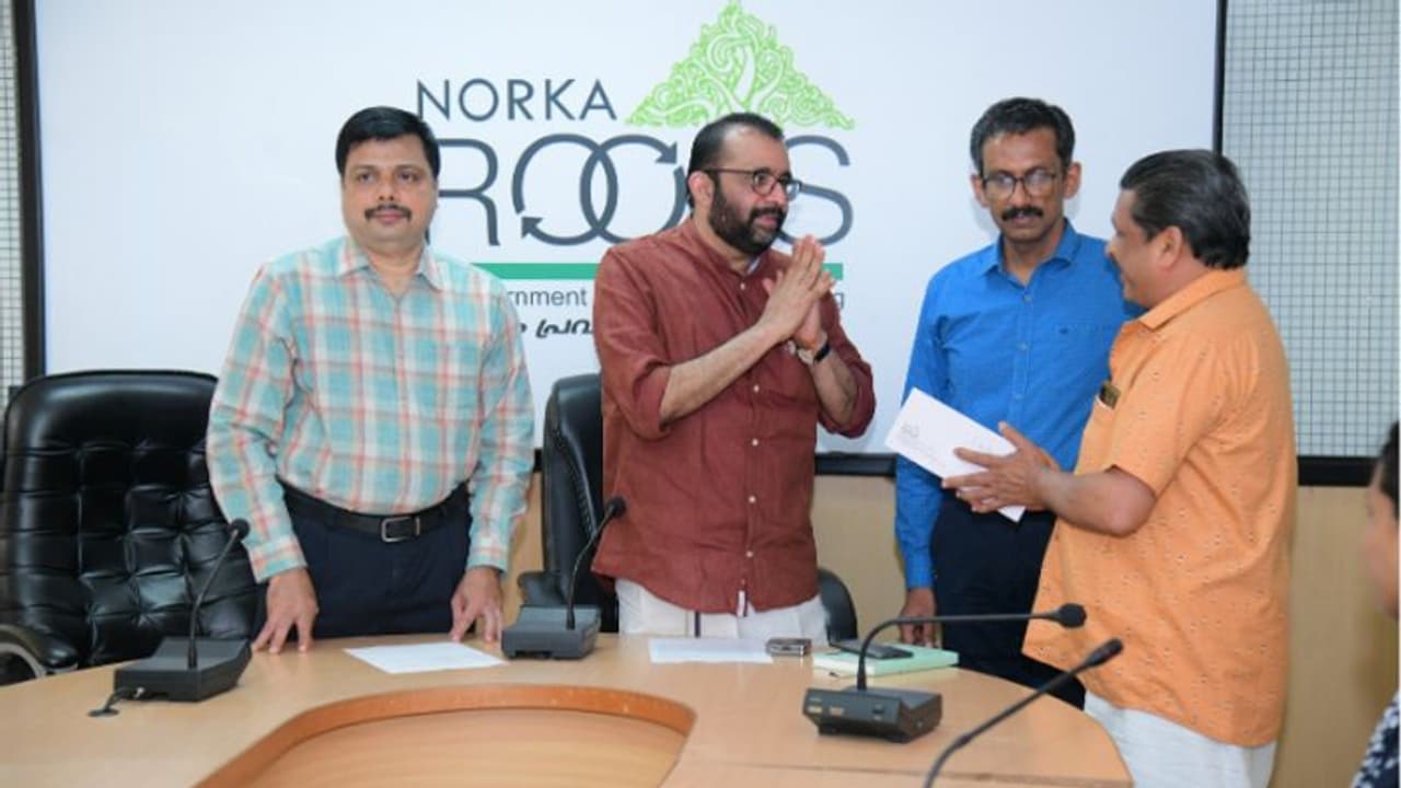 വാഹനാപകടത്തിൽ മരണപ്പെട്ട പ്രവാസികളുടെ ആശ്രിതർക്ക് ഇന്‍ഷുറന്‍സ് തുക വിതരണം ചെയ്‍തു