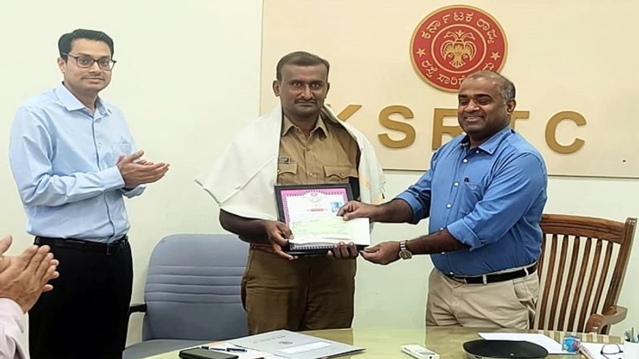 ಕೆರೆಯಲ್ಲಿ ಮುಳುಗುತ್ತಿದ್ದ ಮಕ್ಕಳ ರಕ್ಷಿಸಿದ ಕೆಎಸ್ಆರ್ಟಿಸಿ ಚಾಲಕಗೆ ಸನ್ಮಾನ ಕೆರೆಯಲ್ಲಿ ಮುಳುಗುತ್ತಿದ್ದ ಮಕ್ಕಳ ರಕ್ಷಿಸಿದ ಕೆಎಸ್ಆರ್ಟಿಸಿ ಚಾಲಕಗೆ ಸನ್ಮಾನ