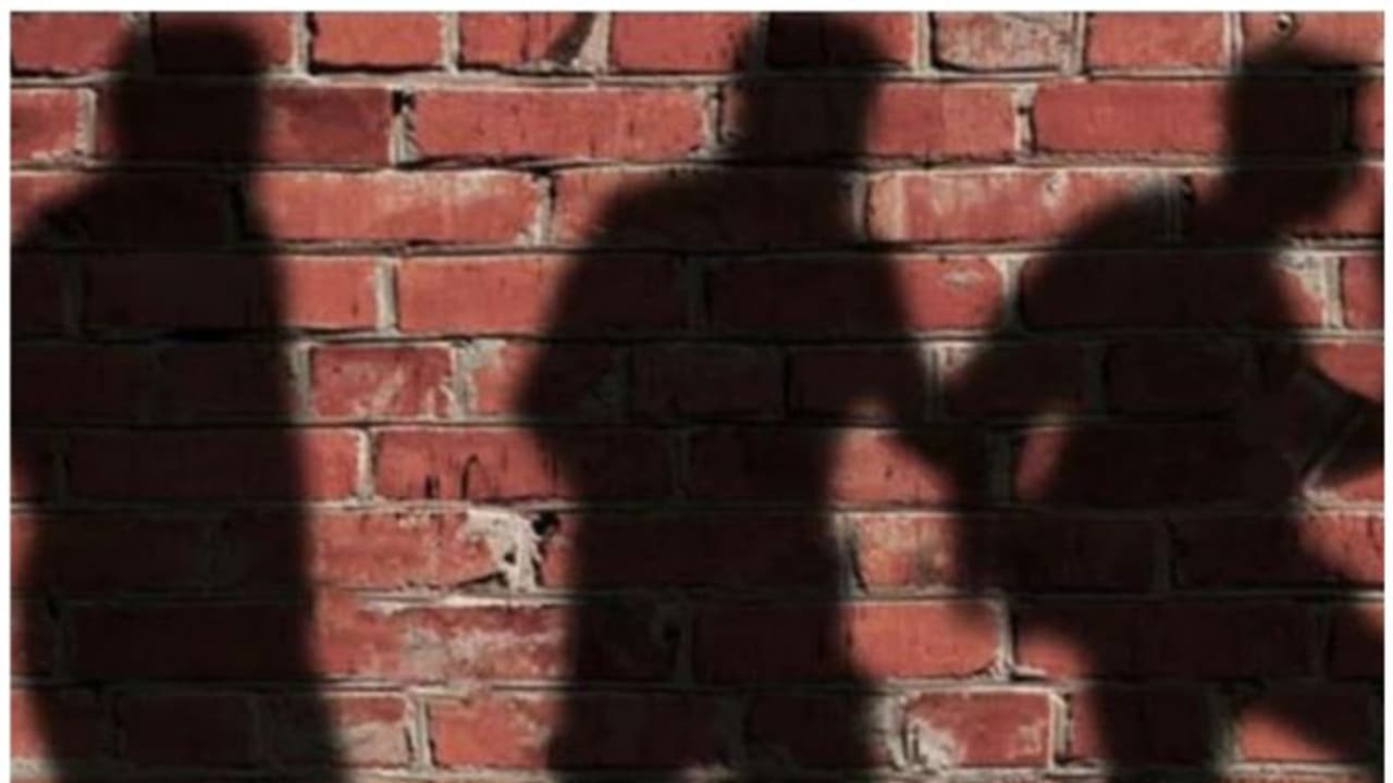 டீயில் மயக்க மருந்து கலந்து கொடுத்து டிராவல்ஸ் உரிமையாளரிடம் ரூ.5 லட்சம் திருட்டு