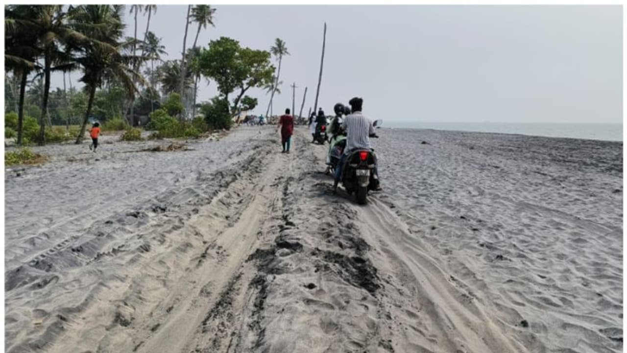 കടലാക്രമണത്തിൽ റോഡിൽ വീണ മണൽ നീക്കം ചെയ്തില്ല; യാത്രക്കാർ ദുരിതത്തില് കടലാക്രമണത്തിൽ റോഡിൽ വീണ മണൽ നീക്കം ചെയ്തില്ല; യാത്രക്കാർ ദുരിതത്തില്