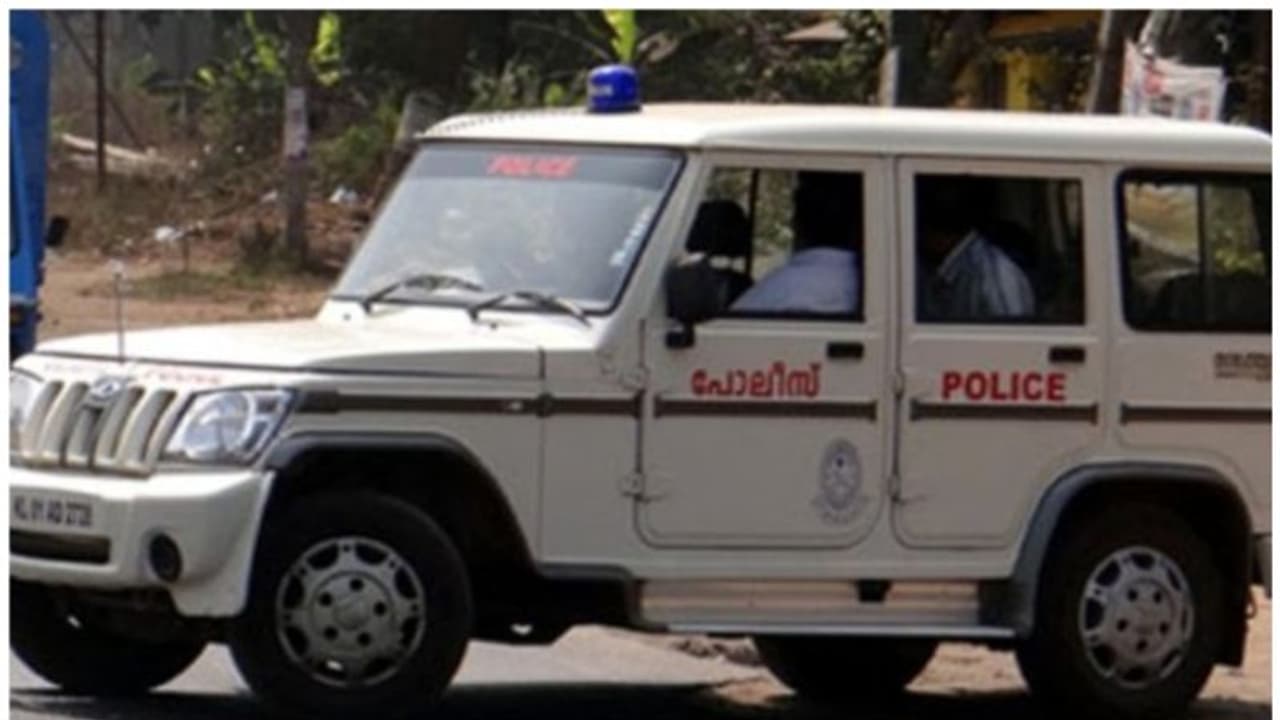 ഹോസ്റ്റലിന് പുറകിൽ തലയോട്ടി; കൂടുതല് അവശിഷ്ടങ്ങള്ക്കായി തിരച്ചില്, സംഭവം കളമശ്ശേരിയില് ഹോസ്റ്റലിന് പുറകിൽ തലയോട്ടി; കൂടുതല് അവശിഷ്ടങ്ങള്ക്കായി തിരച്ചില്, സംഭവം കളമശ്ശേരിയില്