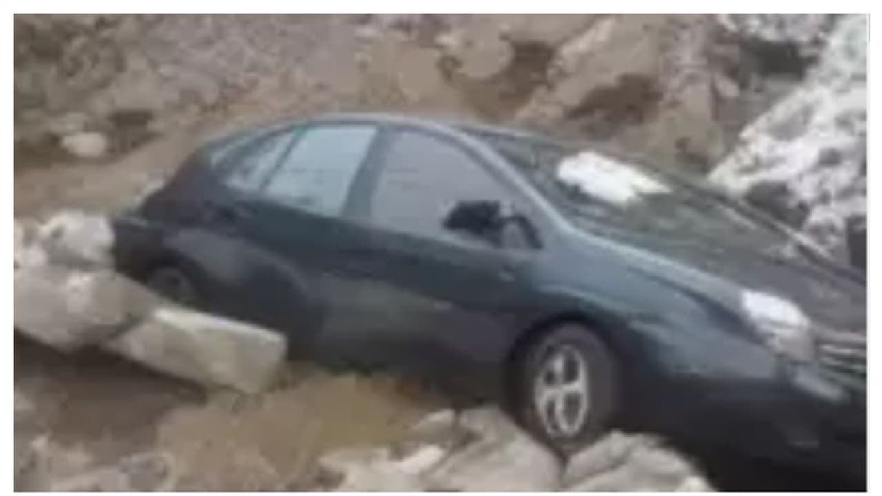 അഞ്ചംഗ കുടുംബം സഞ്ചരിച്ച കാർ 200 അടി താഴ്ചയിലേക്ക് മറിഞ്ഞു; പോറലുപോലുമേൽക്കാതെ അത്ഭുത രക്ഷപ്പെടൽ അഞ്ചംഗ കുടുംബം സഞ്ചരിച്ച കാർ 200 അടി താഴ്ചയിലേക്ക് മറിഞ്ഞു; പോറലുപോലുമേൽക്കാതെ അത്ഭുത രക്ഷപ്പെടൽ