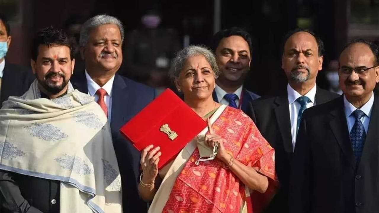 మధ్యతరగతి ప్రజలకు మోదీ ప్రభుత్వం అతి పెద్ద కానుక, రూ.7 లక్షల ఆదాయం వరకు టాక్స్ మినహాయింపు మధ్యతరగతి ప్రజలకు మోదీ ప్రభుత్వం అతి పెద్ద కానుక, రూ.7 లక్షల ఆదాయం వరకు టాక్స్ మినహాయింపు