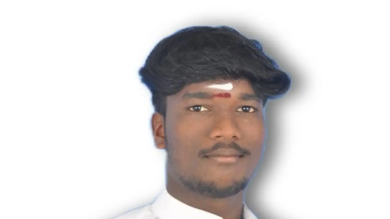 திருவாரூரில் விசிக பிரமுகர் வெட்டிப் படுகொலை; 7 பேர் கும்பல் வெறிச்செயல் திருவாரூரில் விசிக பிரமுகர் வெட்டிப் படுகொலை; 7 பேர் கும்பல் வெறிச்செயல்