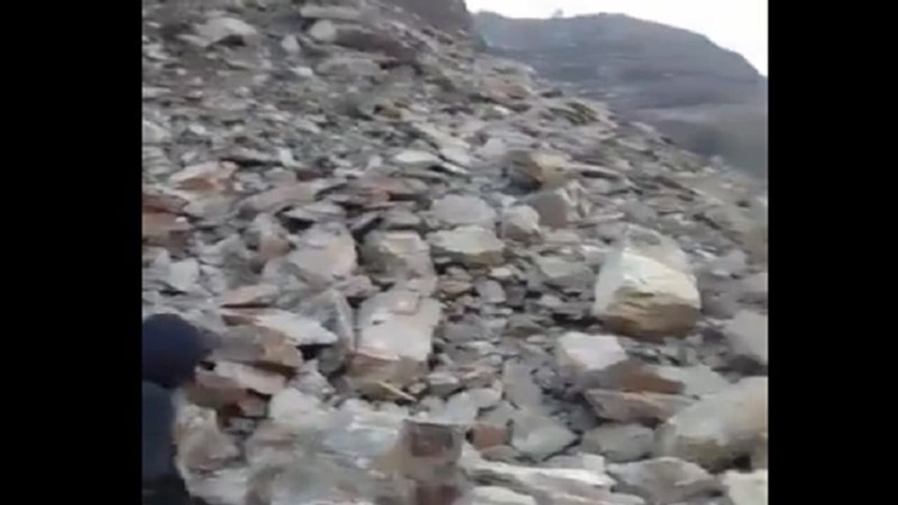 జమ్మూ కాశ్మీర్ లోని బనిహాల్లో విరిగిపడ్డ కొండచరియలు.. ఎన్ హెచ్ 44పై నిలిచిపోయిన ట్రాఫిక్ జమ్మూ కాశ్మీర్ లోని బనిహాల్లో విరిగిపడ్డ కొండచరియలు.. ఎన్ హెచ్ 44పై నిలిచిపోయిన ట్రాఫిక్