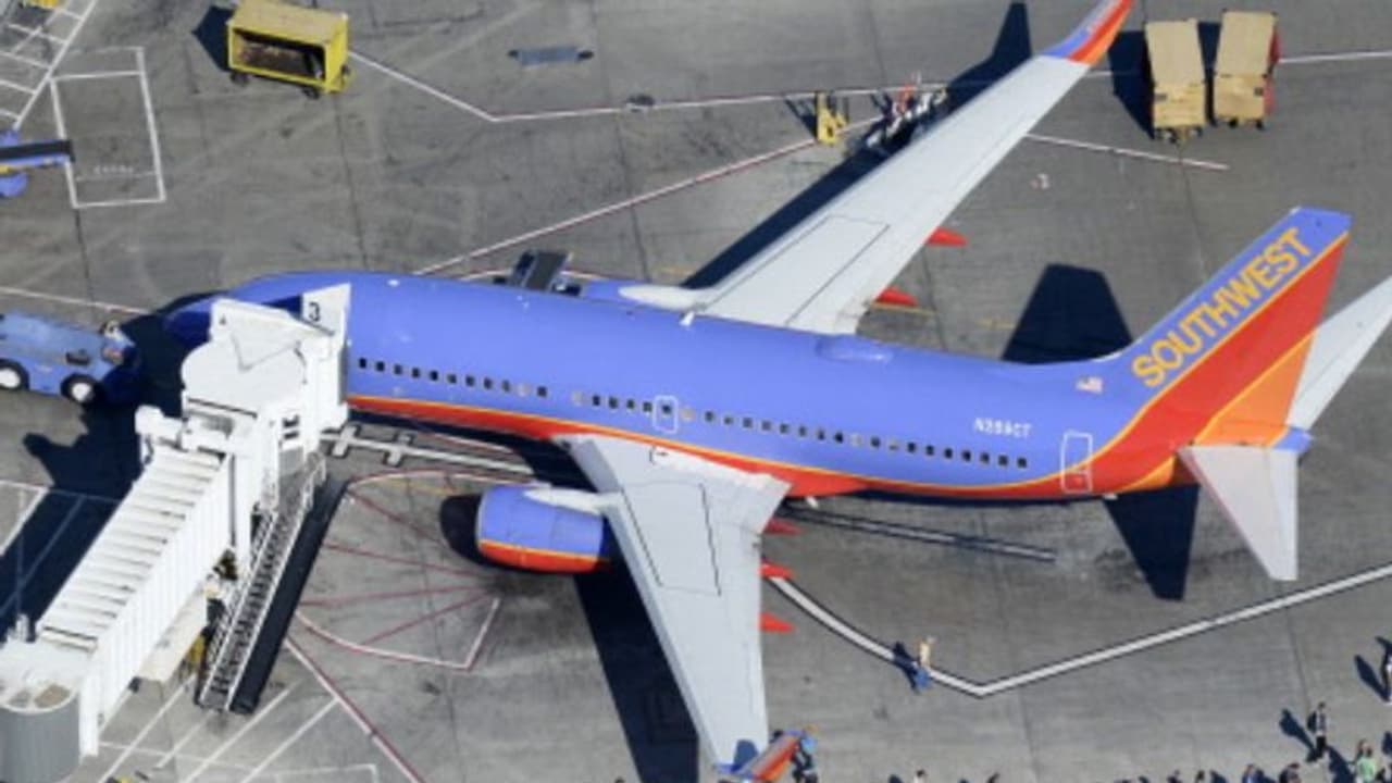 വിമാനത്തിലേക്ക് വീല് ചെയറില് കയറുന്നതിനിടെ അപകടം, നിലത്ത് വീണ് കിടപ്പിലായ 25 കാരി മരിച്ചു വിമാനത്തിലേക്ക് വീല് ചെയറില് കയറുന്നതിനിടെ അപകടം, നിലത്ത് വീണ് കിടപ്പിലായ 25 കാരി മരിച്ചു