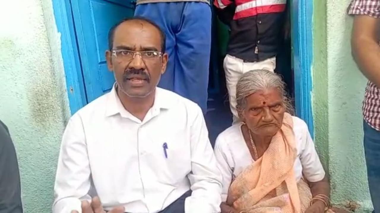 Tumakuru: ಆಸ್ತಿ ಆಸೆಗಾಗಿ ಅಜ್ಜಿಯನ್ನೇ ಮನೆಯಿಂದ ಹೊರದಬ್ಬಿದ ಮೊಮ್ಮಗ