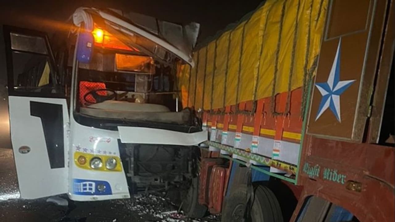 ರಸ್ತೆ ಬದಿ ನಿಂತಿದ್ದ ಟ್ರಕ್‌ಗೆ ಬಸ್ ಡಿಕ್ಕಿ: ನಾಲ್ವರ ಸಾವು, 15ಕ್ಕೂ ಹೆಚ್ಚು ಜನರಿಗೆ ಗಾಯ