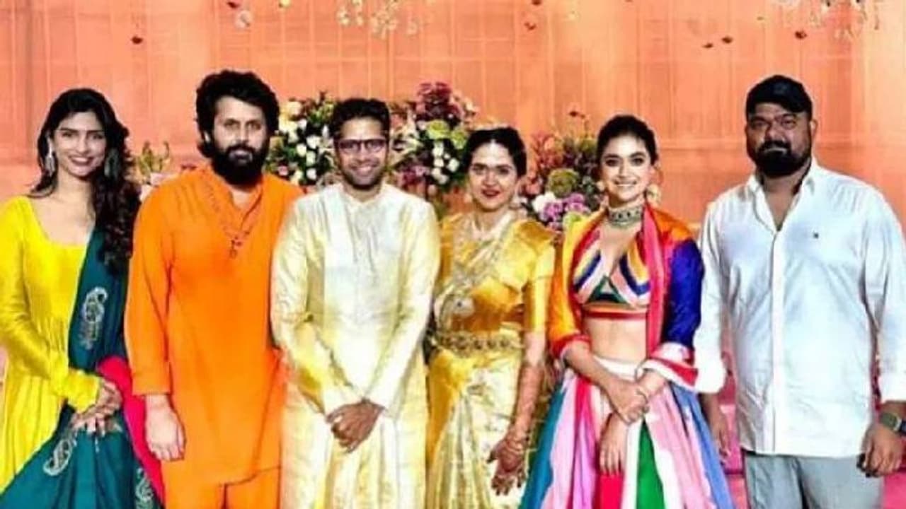 పెళ్లి పీటలెక్కిన టాలీవుడ్ యంగ్ డైరెక్టర్ వెంకీ అట్లూరి, వైరల్అవుతన్న ఫోటోస్ పెళ్లి పీటలెక్కిన టాలీవుడ్ యంగ్ డైరెక్టర్ వెంకీ అట్లూరి, వైరల్అవుతన్న ఫోటోస్