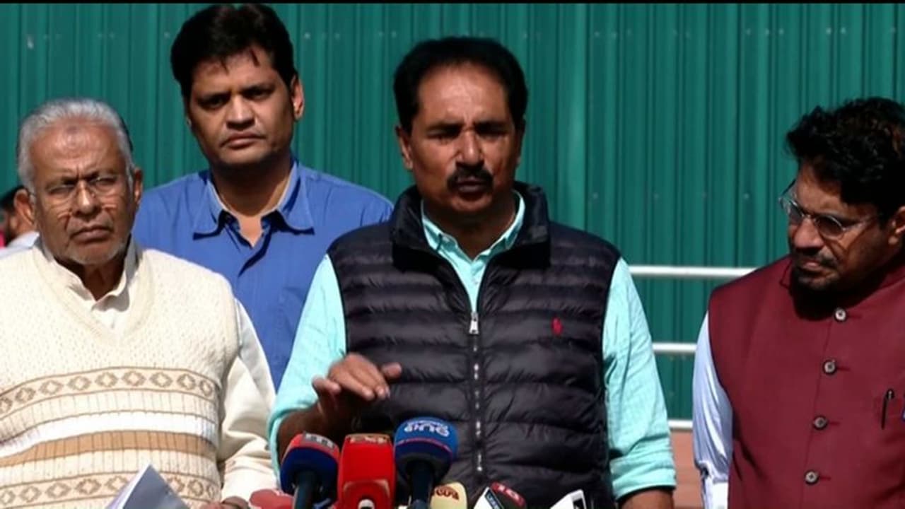 ബജറ്റിൽ ചില നല്ല കാര്യങ്ങളുണ്ടെന്ന് ശശി തരൂർ; തെരഞ്ഞെടുപ്പ് മുൻനിർത്തിയുള്ള പ്രഖ്യാപനമെന്ന് യുഡിഎഫ് എംപിമാർ ബജറ്റിൽ ചില നല്ല കാര്യങ്ങളുണ്ടെന്ന് ശശി തരൂർ; തെരഞ്ഞെടുപ്പ് മുൻനിർത്തിയുള്ള പ്രഖ്യാപനമെന്ന് യുഡിഎഫ് എംപിമാർ