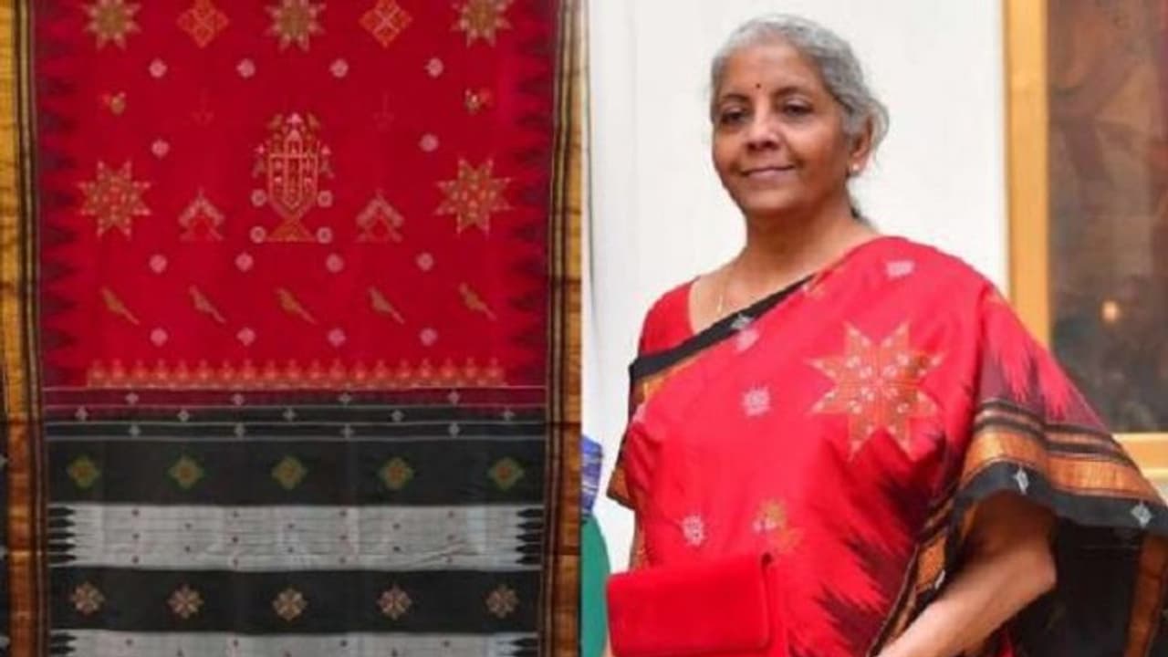 ಕೇಂದ್ರ ಸಚಿವ ಪ್ರಲ್ಹಾದ್ ಜೋಶಿ ಗಿಫ್ಟ್ ನೀಡಿದ್ದ ಸೀರೆಯುಟ್ಟು ಬಜೆಟ್ ಮಂಡಿಸಿದ ಸಚಿವೆ ನಿರ್ಮಲಾ ಸೀತಾರಾಮನ್ ಕೇಂದ್ರ ಸಚಿವ ಪ್ರಲ್ಹಾದ್ ಜೋಶಿ ಗಿಫ್ಟ್ ನೀಡಿದ್ದ ಸೀರೆಯುಟ್ಟು ಬಜೆಟ್ ಮಂಡಿಸಿದ ಸಚಿವೆ ನಿರ್ಮಲಾ ಸೀತಾರಾಮನ್