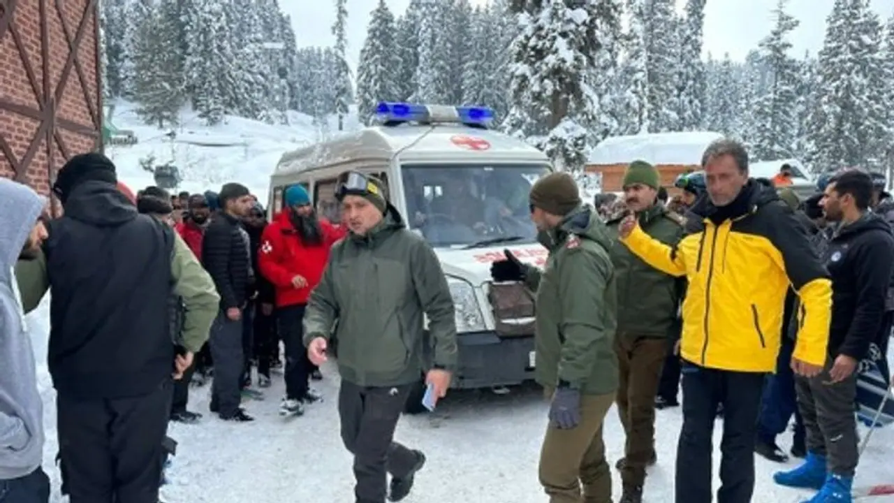 ஜம்மு காஷ்மீரில் குல்மார்க் பனிச்சரிவில் சிக்கி இருவர் உயிரிழப்பு; இருவர் மாயம்!! ஜம்மு காஷ்மீரில் குல்மார்க் பனிச்சரிவில் சிக்கி இருவர் உயிரிழப்பு; இருவர் மாயம்!!