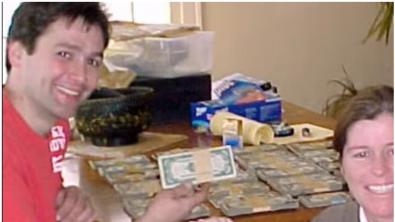 വീട് പുതുക്കി പണിയുന്നതിനിടെ പണിക്കാരന് ലഭിച്ചത് ഒന്നരക്കോടിയോളം രൂപ, പിന്നാലെ തര്ക്കം കേസ്... വീട് പുതുക്കി പണിയുന്നതിനിടെ പണിക്കാരന് ലഭിച്ചത് ഒന്നരക്കോടിയോളം രൂപ, പിന്നാലെ തര്ക്കം കേസ്...