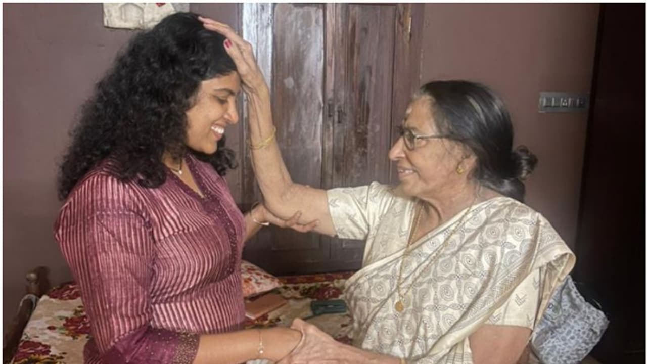 പ്രബന്ധത്തിലെ 'പിഴവ്', ചങ്ങമ്പുഴയുടെ കുടുംബാംഗങ്ങളെ വീട്ടിലെത്തി കണ്ട് ചിന്ത; തലയിൽ കൈവച്ച് അനുഗ്രഹിച്ച് മകൾ! പ്രബന്ധത്തിലെ 'പിഴവ്', ചങ്ങമ്പുഴയുടെ കുടുംബാംഗങ്ങളെ വീട്ടിലെത്തി കണ്ട് ചിന്ത; തലയിൽ കൈവച്ച് അനുഗ്രഹിച്ച് മകൾ!