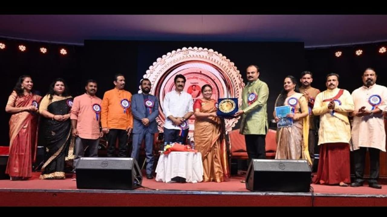 പ്രവാസ കൈരളി സാഹിത്യ പുരസ്കാരം ഏറ്റുവാങ്ങി മലയാളത്തിന്റെ പ്രിയ കഥാകാരി കെ ആർ മീര പ്രവാസ കൈരളി സാഹിത്യ പുരസ്കാരം ഏറ്റുവാങ്ങി മലയാളത്തിന്റെ പ്രിയ കഥാകാരി കെ ആർ മീര