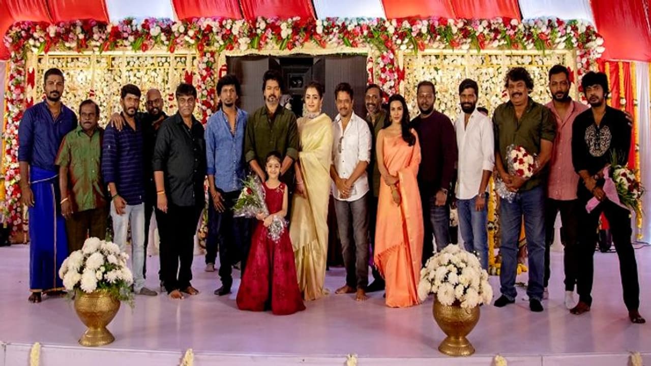 மங்களகரமாக மஞ்சள் நிற புடவையில், தலையில் பூ வைத்து வந்த த்ரிஷா: பிரமாண்டமாக நடந்த தளபதி67 பூஜை!