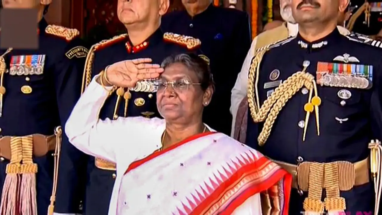 ಮುರ್ಮು ರಾಷ್ಟ್ರಪತಿಯಾಗಿ 1 ವರ್ಷ: 16000 ಜನರ ಭೇಟಿ, 43 ಬಿಲ್ಗೆ ಅಂಕಿತ ಮುರ್ಮು ರಾಷ್ಟ್ರಪತಿಯಾಗಿ 1 ವರ್ಷ: 16000 ಜನರ ಭೇಟಿ, 43 ಬಿಲ್ಗೆ ಅಂಕಿತ