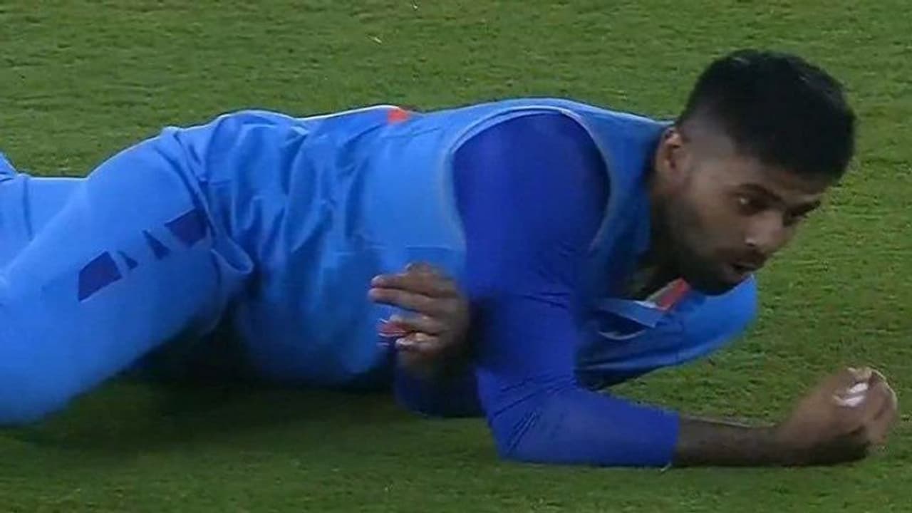 பறந்து பறந்து கேட்ச் பிடித்த சூர்யகுமார் யாதவ்விற்கு குவியும் பாராட்டு: வைரலாகும் வீடியோ! பறந்து பறந்து கேட்ச் பிடித்த சூர்யகுமார் யாதவ்விற்கு குவியும் பாராட்டு: வைரலாகும் வீடியோ!