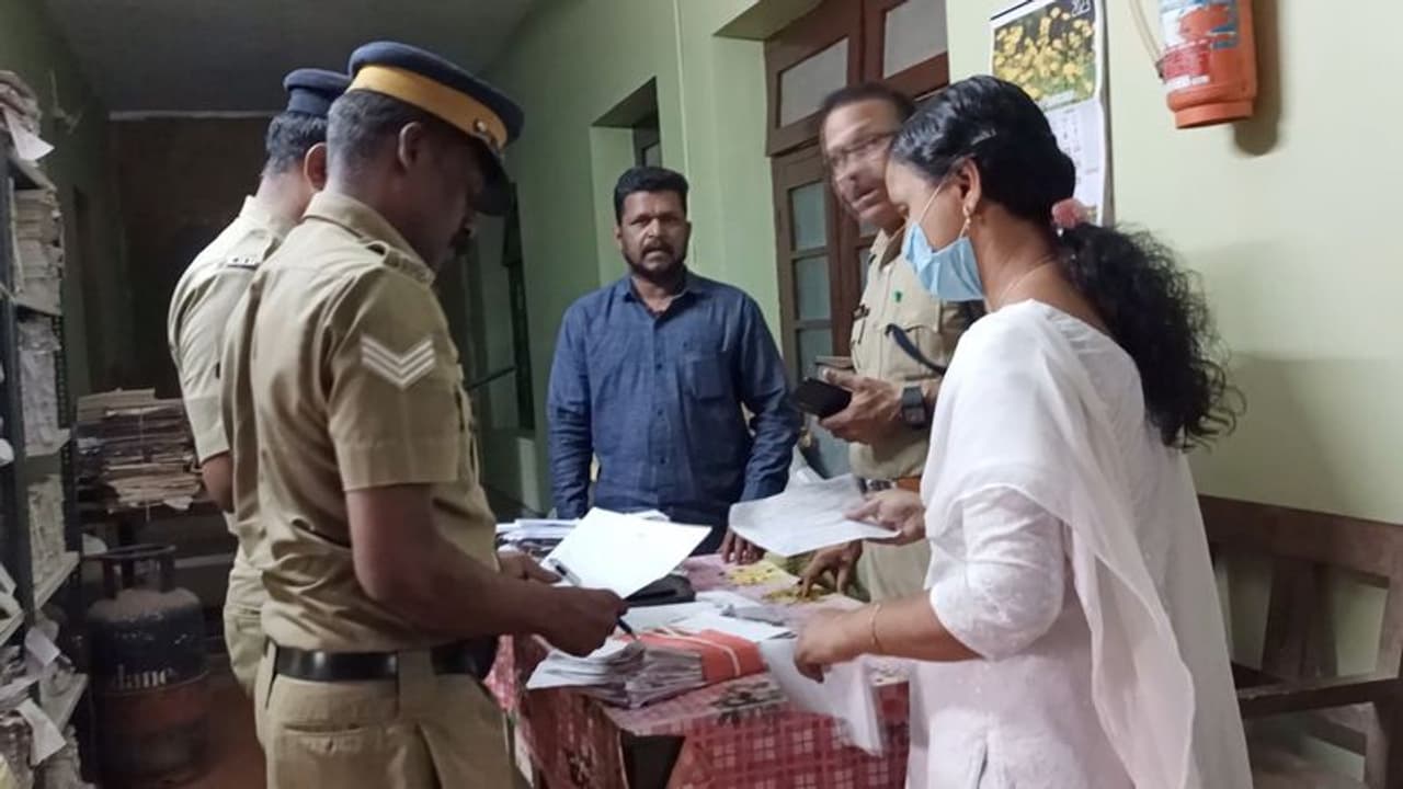 വിവാഹ വാഗ്ദാനം നൽകി പീഡനം, കുളിമുറിയിൽ പൂട്ടിയിട്ട് സ്വർണംകവർന്നു; പ്രതിക്ക് ഏഴുവർഷം തടവും പിഴയും വിവാഹ വാഗ്ദാനം നൽകി പീഡനം, കുളിമുറിയിൽ പൂട്ടിയിട്ട് സ്വർണംകവർന്നു; പ്രതിക്ക് ഏഴുവർഷം തടവും പിഴയും