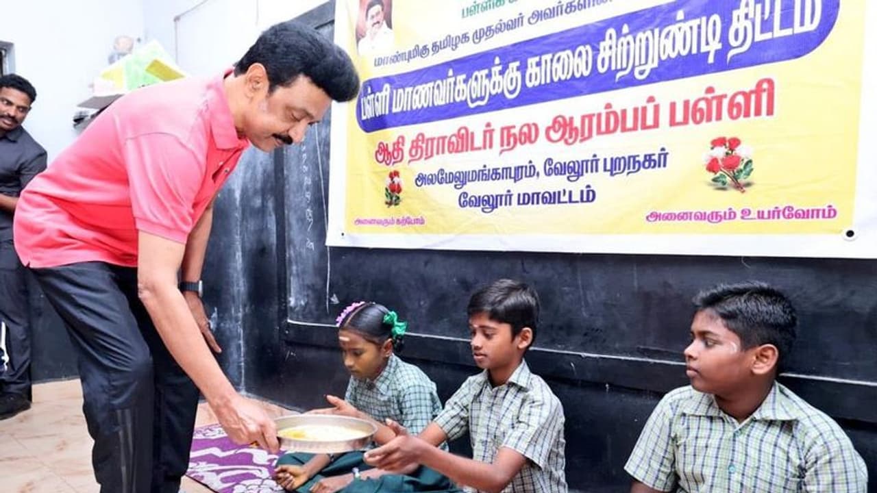 கள ஆய்வில் பள்ளி மாணவர்களுக்கு உணவு பரிமாறிய முதல்வர் ஸ்டாலின் கள ஆய்வில் பள்ளி மாணவர்களுக்கு உணவு பரிமாறிய முதல்வர் ஸ்டாலின்