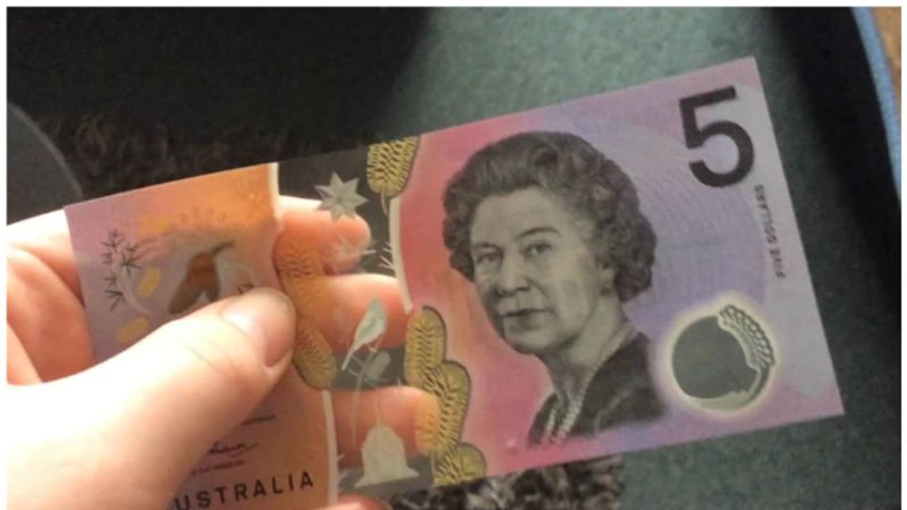 എലിസബത്ത് രാജ്ഞിയുടെ ചിത്രം കറൻസി നോട്ടിൽ നിന്നൊഴിവാക്കി ഓസ്ട്രേലിയ; കാരണം ഇങ്ങനെ എലിസബത്ത് രാജ്ഞിയുടെ ചിത്രം കറൻസി നോട്ടിൽ നിന്നൊഴിവാക്കി ഓസ്ട്രേലിയ; കാരണം ഇങ്ങനെ