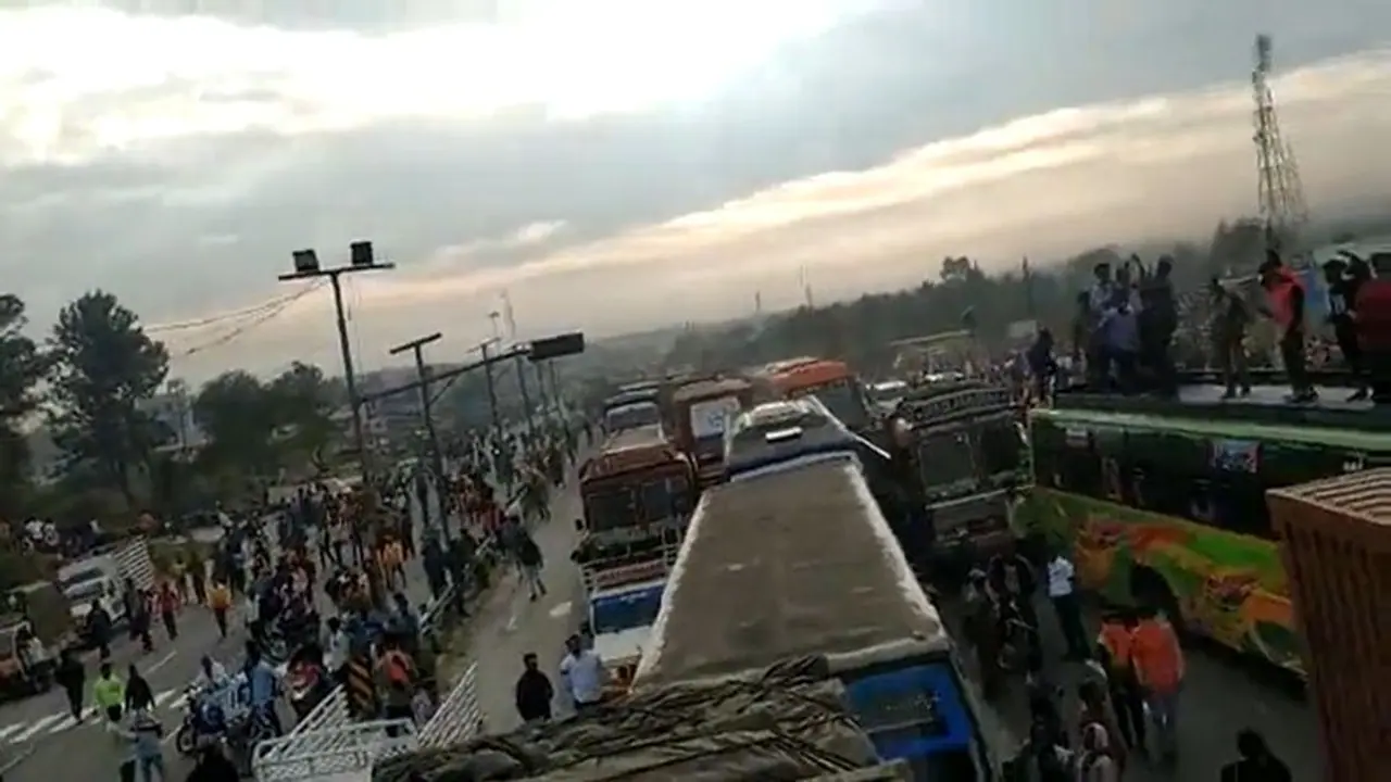 ஓசூரில் எருது விடும் விழாவிற்கு அனுமதி கோரிய போராட்டத்தில் கலவரம்; போலீசார் குவிப்பு