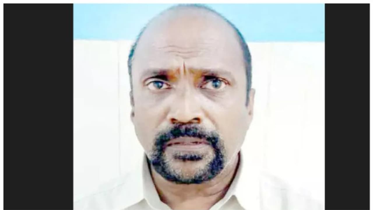 വീട്ടിൽ മദ്യ ശേഖരം; മൊബൈലിൽ മെസേജയച്ചാല് എത്തിച്ചു കൊടുക്കും; ഒരാൾ അറസ്റ്റിൽ, പിടിച്ചെടുത്തത് 124 കുപ്പി വീട്ടിൽ മദ്യ ശേഖരം; മൊബൈലിൽ മെസേജയച്ചാല് എത്തിച്ചു കൊടുക്കും; ഒരാൾ അറസ്റ്റിൽ, പിടിച്ചെടുത്തത് 124 കുപ്പി