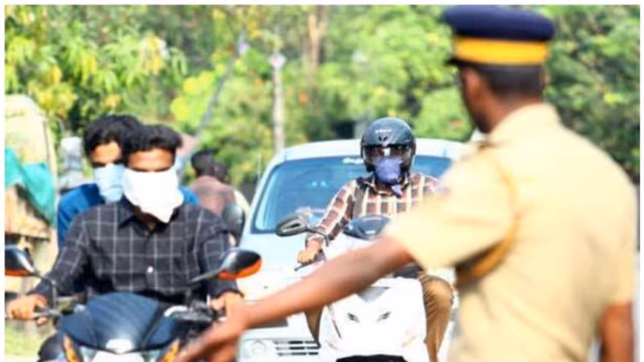 'എന്നിട്ടാണോ ജീൻസും വലിച്ചുകേറ്റി നടക്കുന്നത്'; വാഹനപരിശോധനക്കിടെ ഗർഭിണിയെ പൊലീസ് അപമാനിച്ചതായി പരാതി