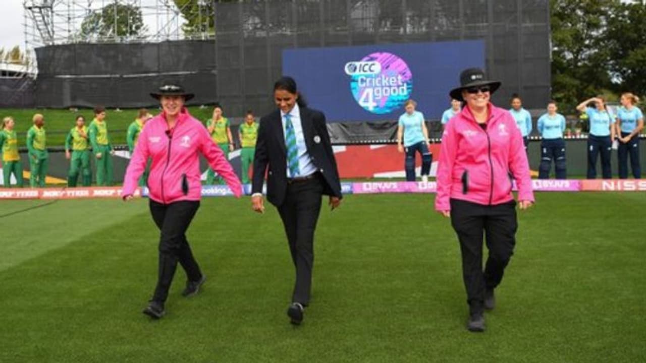 అక్కడ అంపైర్లందరూ అతివలే.. వరల్డ్ కప్తో సరికొత్త ట్రెండ్కు శ్రీకారం చుట్టిన ఐసీసీ అక్కడ అంపైర్లందరూ అతివలే.. వరల్డ్ కప్తో సరికొత్త ట్రెండ్కు శ్రీకారం చుట్టిన ఐసీసీ