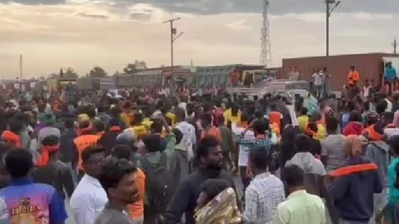 ಹೋರಿ ಬೆದರಿಸುವ ಸ್ಪರ್ಧೆಗೆ ನಿರಾಕರಣೆ : ಚೆನ್ನೈ ಬೆಂಗಳೂರು ಹೈವೇ ಬಂದ್ ಮಾಡಿ ಪ್ರತಿಭಟನೆ ಹೋರಿ ಬೆದರಿಸುವ ಸ್ಪರ್ಧೆಗೆ ನಿರಾಕರಣೆ : ಚೆನ್ನೈ ಬೆಂಗಳೂರು ಹೈವೇ ಬಂದ್ ಮಾಡಿ ಪ್ರತಿಭಟನೆ