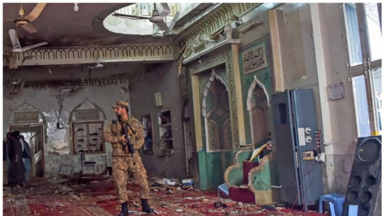 ചാവേർ പൊലീസ് യൂണിഫോമിലായിരുന്നു, ഉണ്ടായത് വൻ സുരക്ഷാവീഴ്ച; പെഷവാർ സ്ഫോടനത്തിൽ പുതിയ വെളിപ്പെടുത്തൽ ചാവേർ പൊലീസ് യൂണിഫോമിലായിരുന്നു, ഉണ്ടായത് വൻ സുരക്ഷാവീഴ്ച; പെഷവാർ സ്ഫോടനത്തിൽ പുതിയ വെളിപ്പെടുത്തൽ