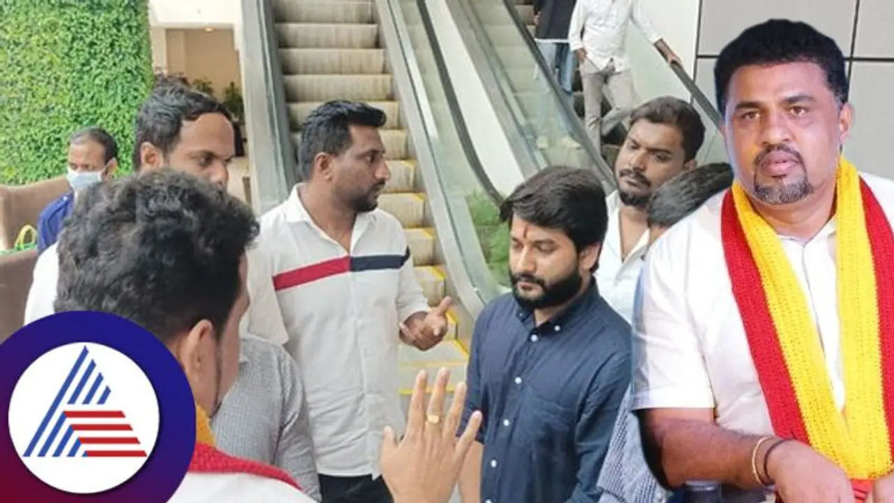 ನಮ್ಮ ಮೆಟ್ರೋದಲ್ಲಿ ಹಿಂದಿ ಸ್ಟಿಕ್ಕರ್‌ ಓಪನ್ ಮಾಡಿದ ವ್ಯಕ್ತಿ; ರೂಪೇಶ್‌ ರಾಜಣ್ಣ ಕಡೆಯಿಂದ ಕ್ಲಾಸ್!