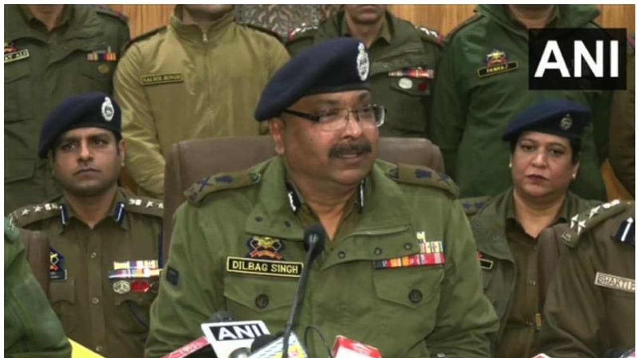 ജമ്മു കശ്മീര് ഇരട്ട സ്ഫോടനക്കേസ്; ലഷ്കറെ ത്വയിബ ഭീകരൻ അറസ്റ്റിൽ ജമ്മു കശ്മീര് ഇരട്ട സ്ഫോടനക്കേസ്; ലഷ്കറെ ത്വയിബ ഭീകരൻ അറസ്റ്റിൽ