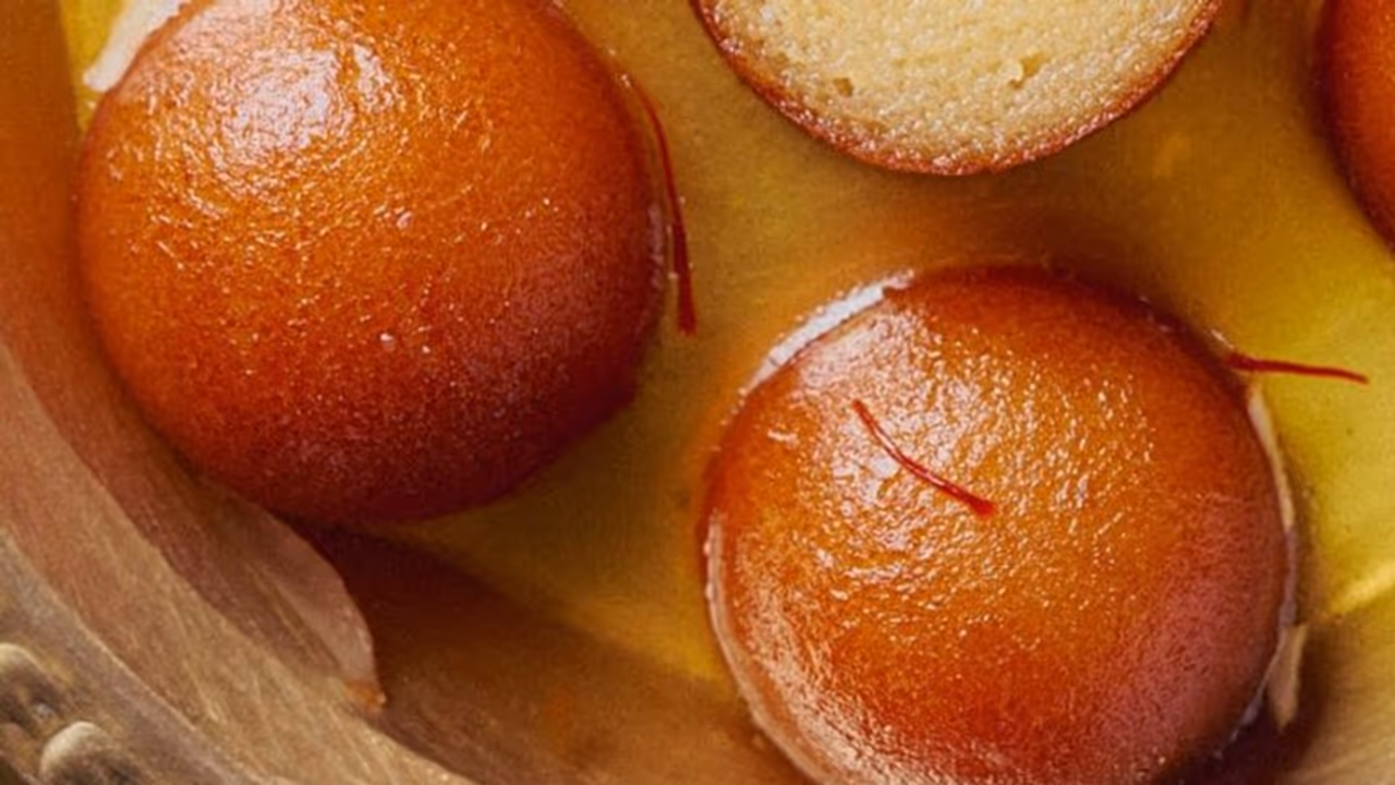 രണ്ട് ഗുലാബ് ജാമുന്റെ വില 400 രൂപയോ? അവിശ്വസനീയം! വൈറലായി ട്വീറ്റ് രണ്ട് ഗുലാബ് ജാമുന്റെ വില 400 രൂപയോ? അവിശ്വസനീയം! വൈറലായി ട്വീറ്റ്